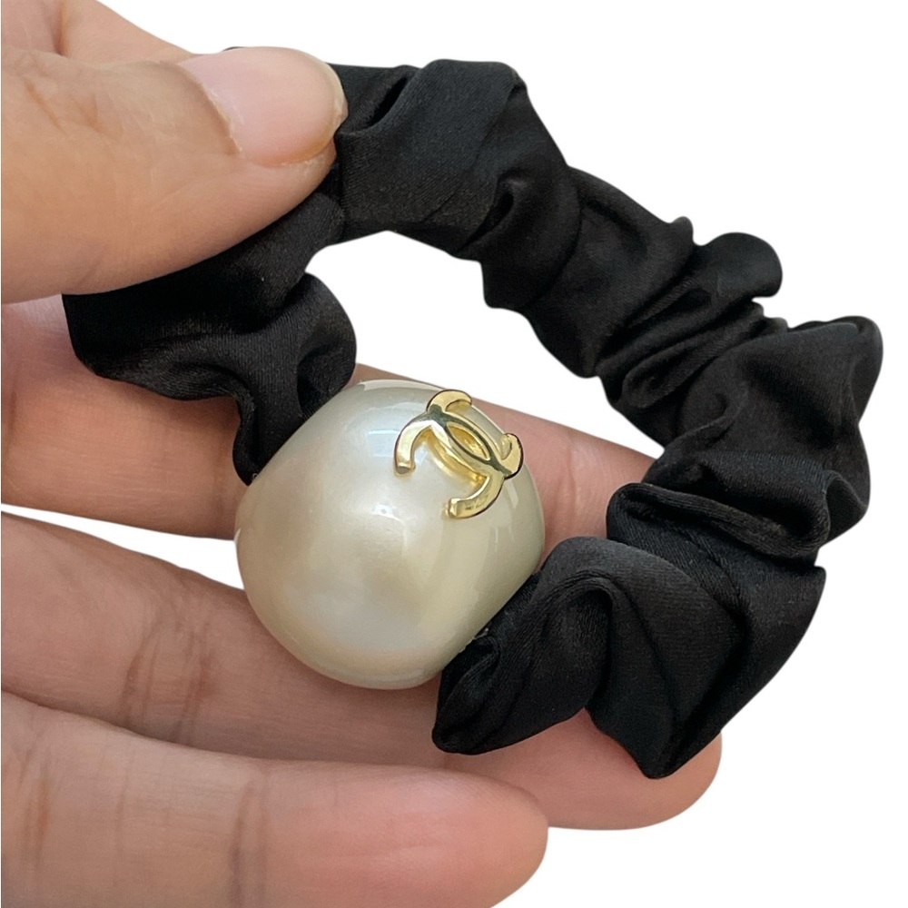 Chanel Beauté Black Scrunchie Faux Pearl Gold CC Accent GWP NIB - Picture 7 of 8